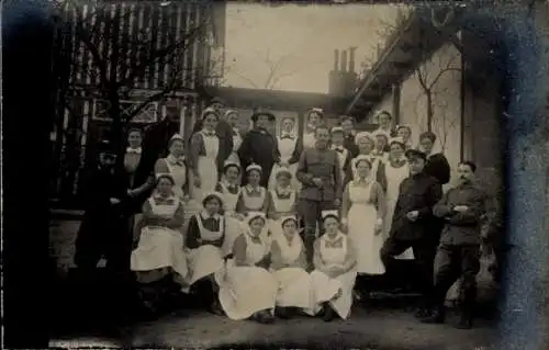 Foto Ak Gleiwitz Oberschlesien, Niederländisches Rotes Kreuz, Krankenschwestern, Gruppenbild