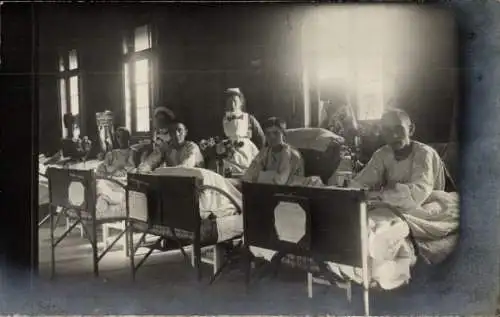 Foto Ak Gleiwitz Oberschlesien, Niederländisches Rotes Kreuz, Lazarett, Soldaten, Krankenschwestern