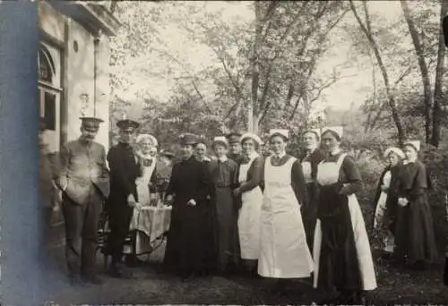 Foto Ak Gleiwitz Oberschlesien, Niederländisches Rotes Kreuz, Krankenschwestern, Gruppenbild