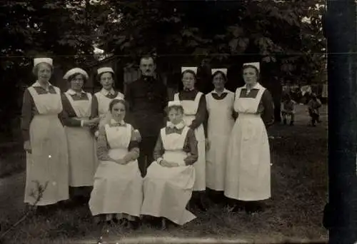 Foto Ak Gleiwitz Oberschlesien, Niederländisches Rotes Kreuz, Krankenschwestern, Gruppenbild