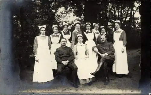 Foto Ak Gleiwitz Oberschlesien, Niederländisches Rotes Kreuz, Krankenschwestern, Gruppenbild