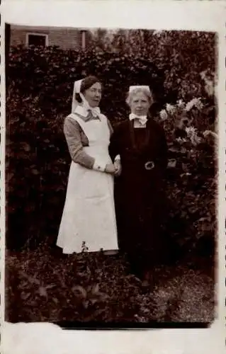 Foto Ak Gleiwitz Oberschlesien, Niederländisches Rotes Kreuz, zwei Krankenschwestern, Standportrait