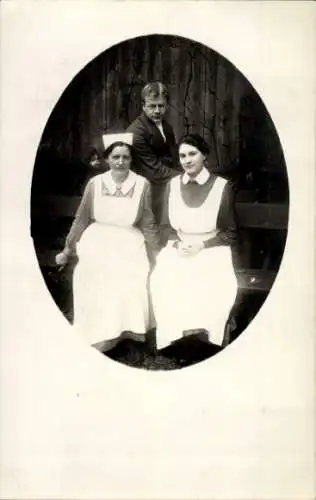 Foto Ak Gleiwitz Oberschlesien, Niederländisches Rotes Kreuz, zwei Krankenschwestern, Mann, Portrait