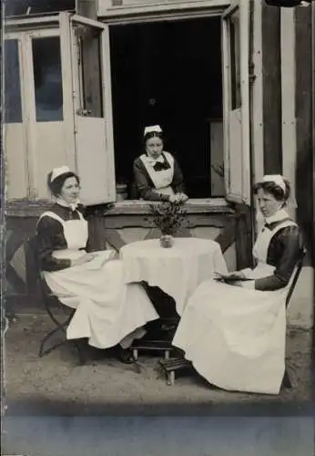 Foto Ak Gleiwitz Oberschlesien, Niederländisches Rotes Kreuz, drei Krankenschwestern