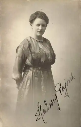 Foto Ak Gleiwitz Oberschlesien, Niederländisches Rotes Kreuz, Hedwig Pajonk, Frauenportrait