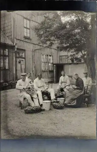 Foto Ak Gleiwitz Oberschlesien, Niederländ. Rotes Kreuz, Lazarett, Soldaten beim Kartoffelnschälen