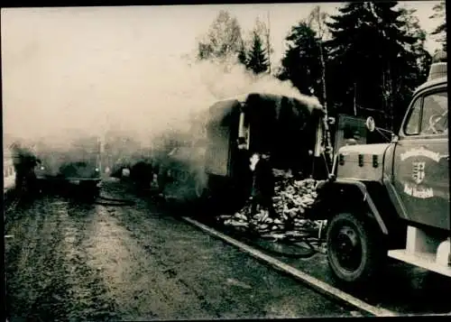 Foto Brennender Lastwagen nach einem Verkehrsunfall, Feuerwehr Bad Hersfeld