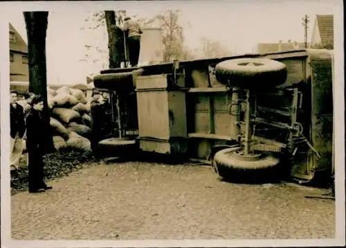 Foto Umgestürzter Lastwagen, Verkehrsunfall, Säcke