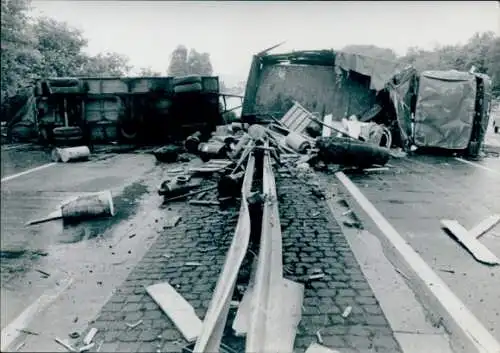 Foto Umgestürzte Lastwagen nach einem Verkehrsunfall