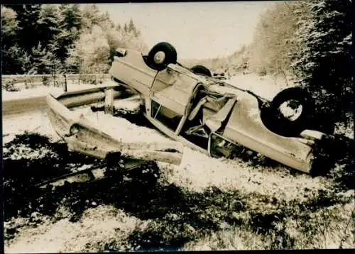 Foto Automobil nach einem Verkehrsunfall, auf dem Dach liegend, Leitplanke