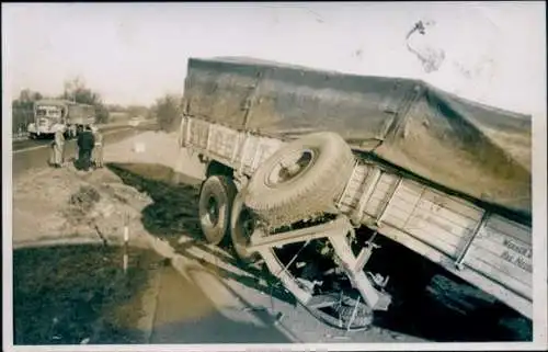 Foto Lastwagen nach einem Verkehrsunfall, LKW