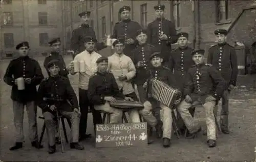 Foto Ak Deutsche Soldaten in Uniformen, Gruppenaufnahme, 1. Feld-Artillerie-Regiment, Zimmer 44