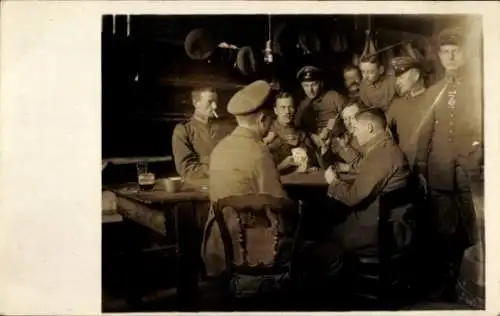 Foto Ak Deutsche Soldaten in Uniformen beim Kartenspiel, I WK