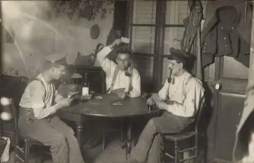 Foto Ak Deutsche Soldaten in Uniformen mit Pfeifen beim Kartenspiel, I WK