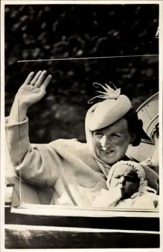 Ak Königin Juliana mit ihrer Tochter Irene, Auto,1940