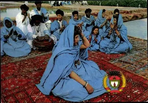 Ak Marokko, Frauen in Volkstracht, Maghreb, Wappen, Teppich