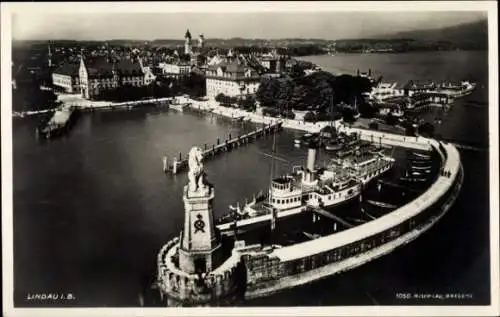 Ak Lindau im Bodensee Schwaben, Luftbild, Hafenpartie, Löwe, Salondampfer