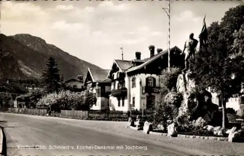 Ak Kochel am See Oberbayern, Schmied von Kochel-Denkmal mit Jochberg