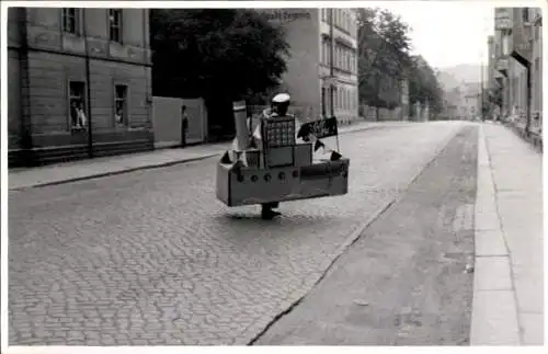 Foto Ak Roßwein in Sachsen, Straßenzug, Mann mit Papp-Schiff, Gasthaus Stadt Leipzig