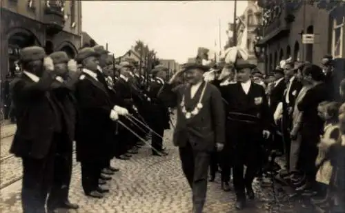 Foto Ak Borbeck Essen im Ruhrgebiet, Fest, Salutierende Männer