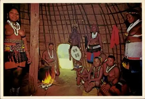 Ak Südafrika, Zulu-Familie in ihrer Hütte