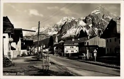 Ak Lermoos in Tirol, Straßenpartie