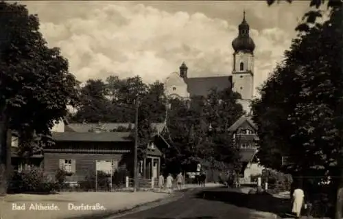 Ak Polanica Zdrój Bad Altheide Schlesien, Dorfstraße und Kirche, Passanten