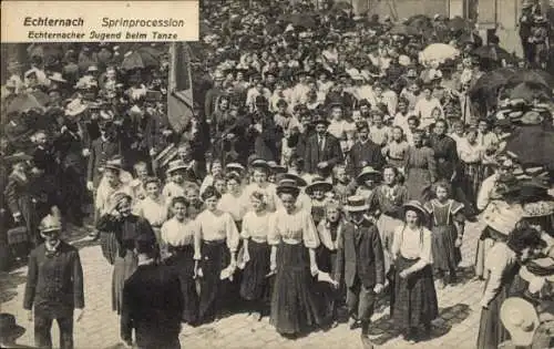 Ak Echternach Luxemburg, Springprozession, Mädchen beim Prozessionstanze, Straßenfest