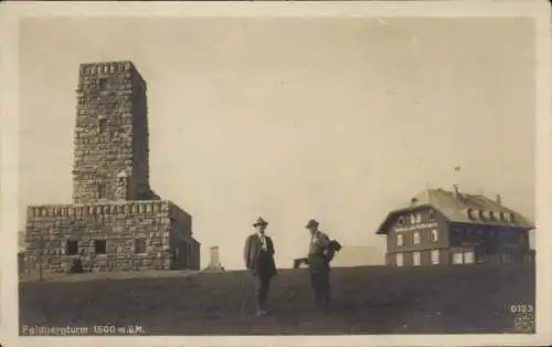 Ak Feldberg im Schwarzwald, Feldbergturm, zwei Männer im Anzug