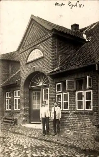Foto Ak Oldenburg in Holstein, zwei Jungen vor einem Haus