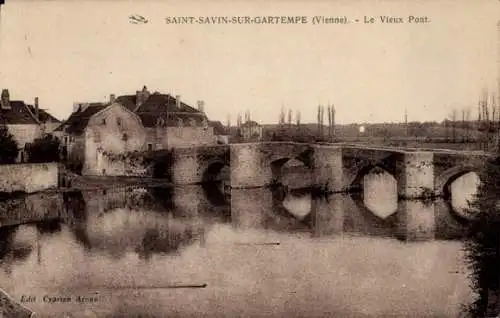 Ak Saint Savin sur Gartempe Vienne, Die alte Brücke