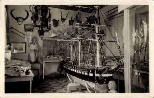 Ak Ars en Ré Île de Ré Charente Maritime, Museum, Innenansicht, Schiffsmodell