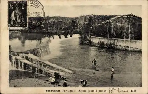 Ak Tomar Portugal, Waschfrauen am Ufer, Wehr, Wasserfälle