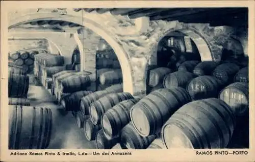 Ak Porto Portugal, Weinfässer im Weinkeller