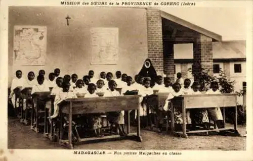 CPA Madagascar, Mission des Soeurs de la Providence de Corenc, Nos petites Malgaches en classe