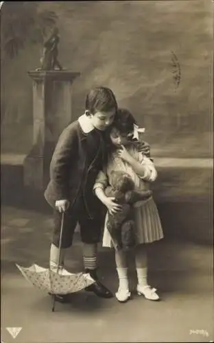 Ak Junge mit Regenschirm, Mädchen mit Teddy