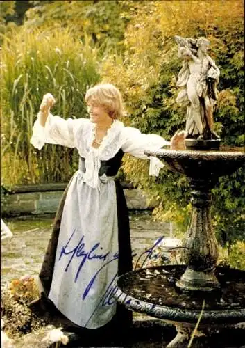 Ak Schauspielerin Maria Schell, Portrait, Autogramm, Brunnen, Kleid