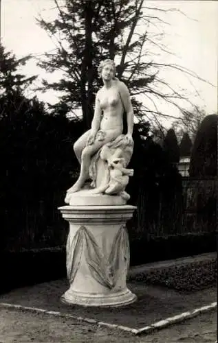 Foto Ak Potsdam, Blick auf eine Statue im Park, nackte Frau mit Tuch, Sanssouci