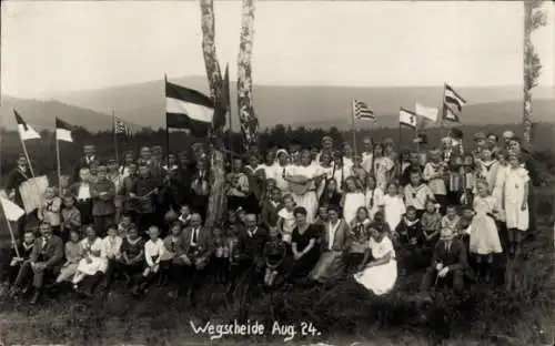 Ak Gruppenfoto, Kinder, Frauen, Wegscheide August 1924, Fahnen