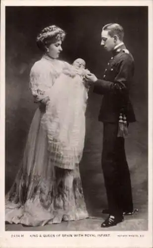 Ak König Alfons XIII und Königin Victoria Eugenie von Spanien mit dem Nachwuchs