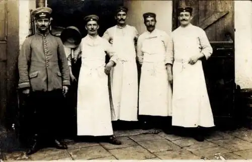 Foto Ak Deutsche Soldaten in Uniformen, Köche