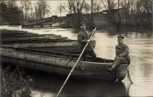 Foto Ak Deutsche Soldaten in Uniformen, Boote am Ufer