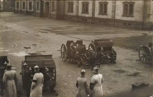 Foto Ak Deutsche Soldaten in Uniformen, Geschütze auf einem Platz, Offiziere