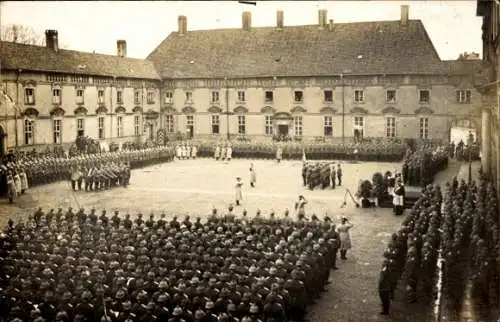 Foto Ak  Hannover in Niedersachsen, Welfenplatz? Soldaten beim Appell