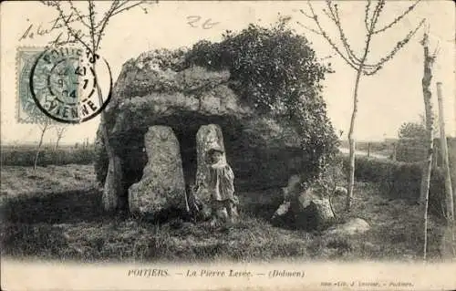 Ak Poitiers Vienne, La Pierre Levee, Dolmen, Kind