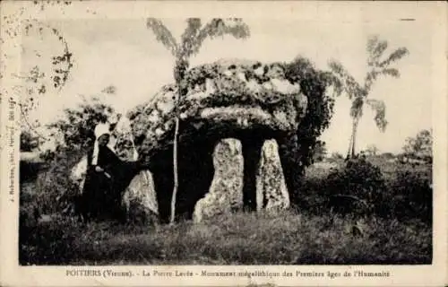 Ak Poitiers Vienne, der Pierre Levee, Megalithdenkmal aus der Frühzeit der Menschheit