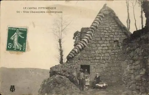 Ak Cantal, Une Chaumiere auvergnate, Gruppenbild