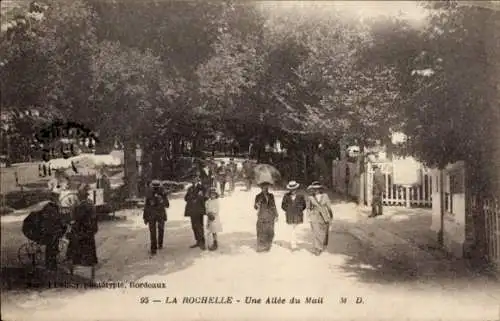 Ak La Rochelle Charente Maritime, Une Allee du Mail, Spaziergänger