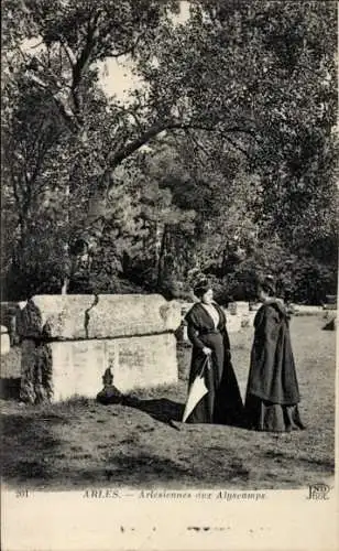 Ak Arles Bouches du Rhône, Arlesiennes aux Alyscamps