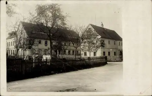 Ak Häuser, Gruppenbild, Zaun